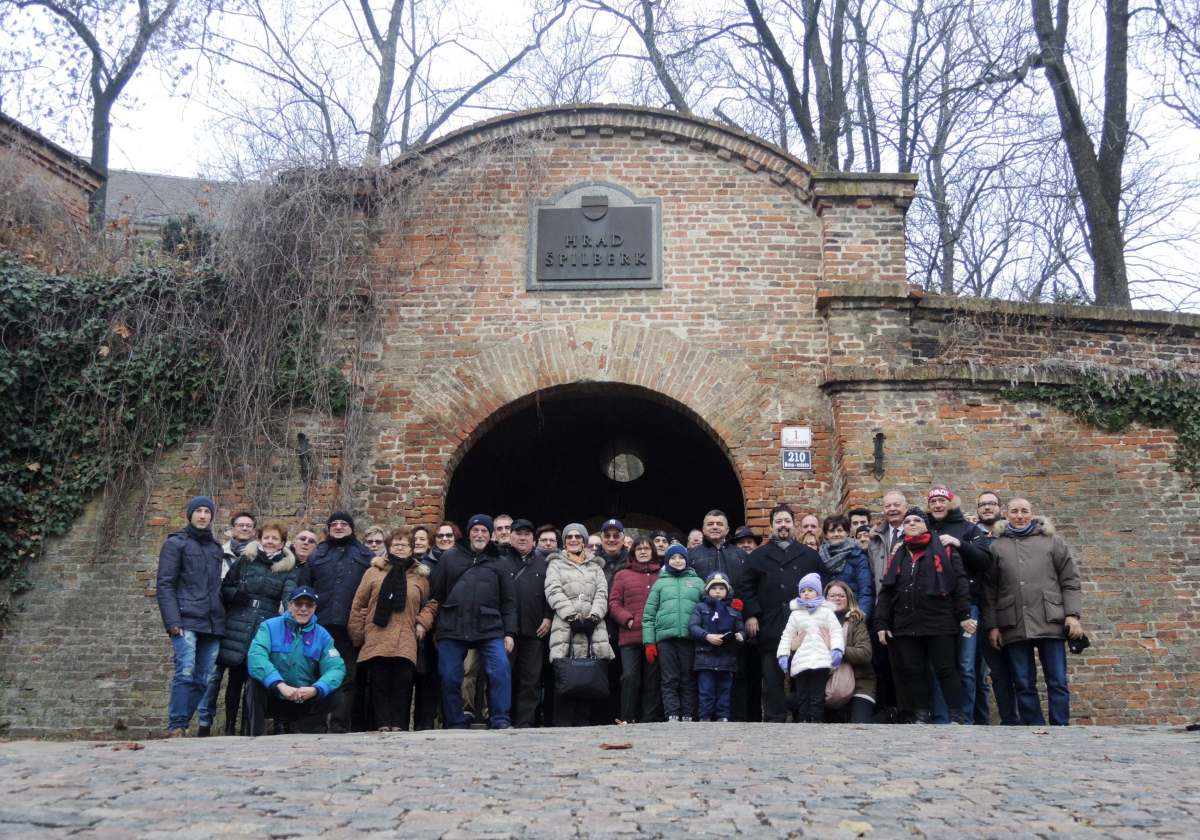 Foto del gruppo davanti all’ingresso della Fortezza dello Spielberg a Brno (Repubblica Ceca)